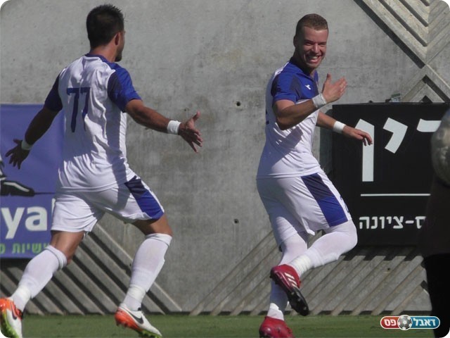 דניאל בלומנפלד חוגג אחרי 40 שניות